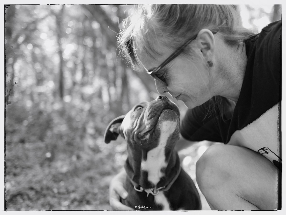 Julie Cense avec un chien